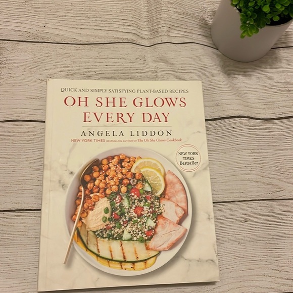 NEW - The Oh She Glows Everyday Cookbook​​ - Picture 1 of 4